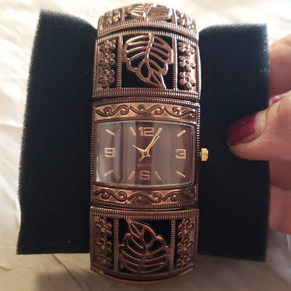 Floral Motifs, a Beautiful Copper Quartz Women's Watch Bracelet . - Picture 1 of 12